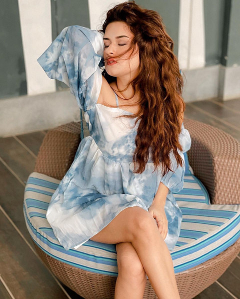 Sitting Hot Avneet Kaur Images Full HD