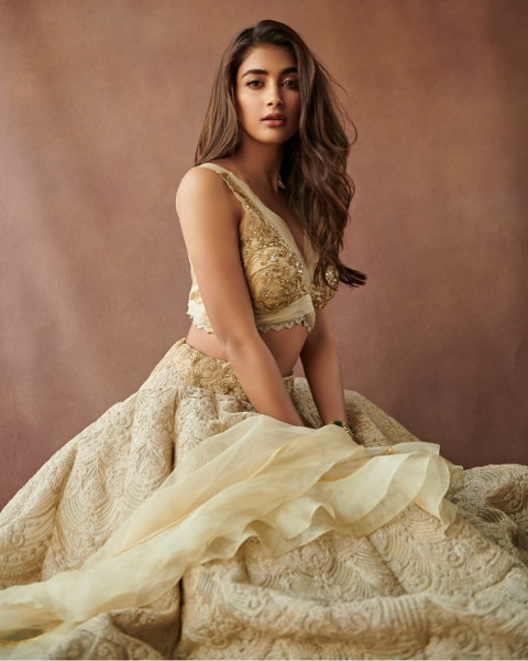 Sitting Pooja Hegde Face Images Pictures For WhatsApp DP