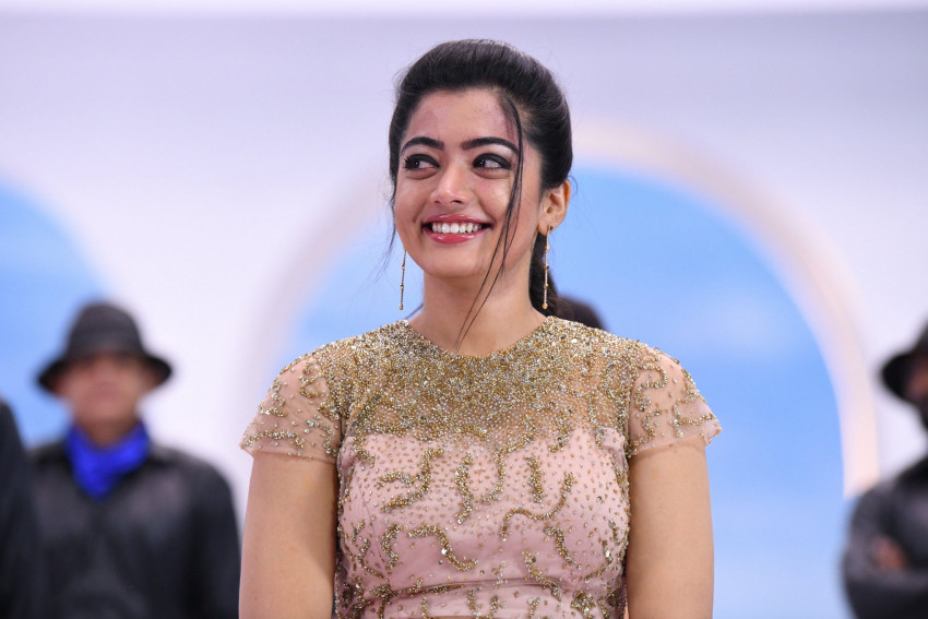 Smile Rashmika Mandanna Photos mobile Wallappers HD