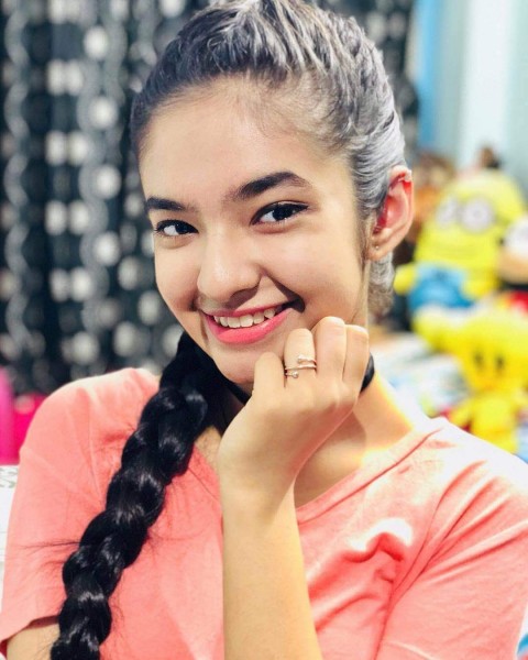 Smiling Anushka Sen Images Photos