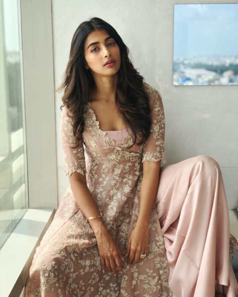 South Actress Beautiful Pooja Hegde Wallpaper HD Pictures