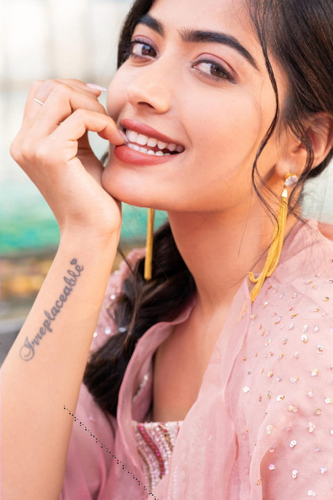 South Actress Rashmika Mandanna WAllpapers For Mobile DP