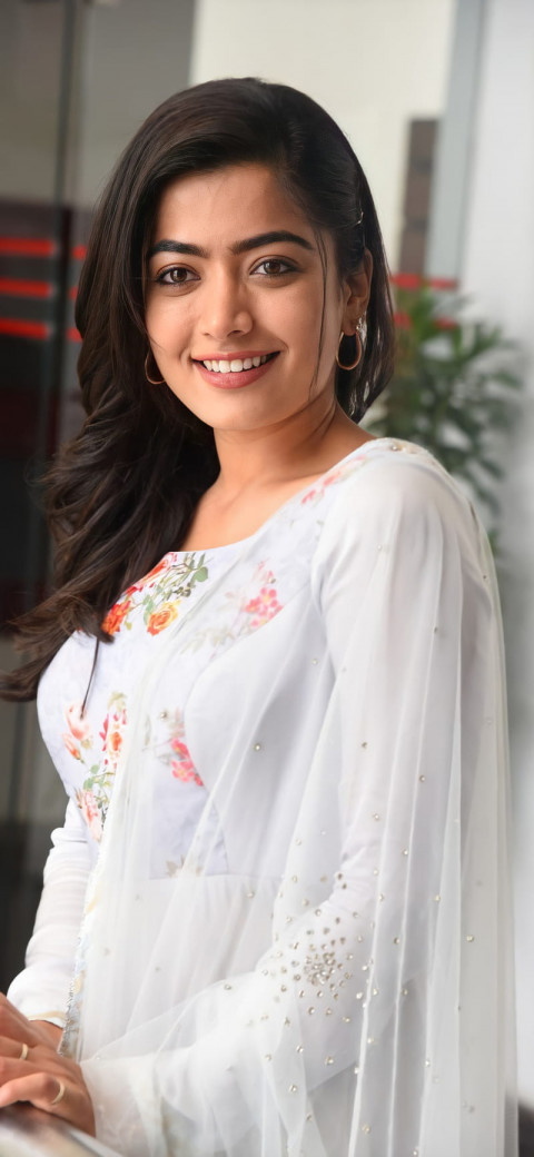 South Actress Rashmika Mandanna WAllpapers For Mobile DP