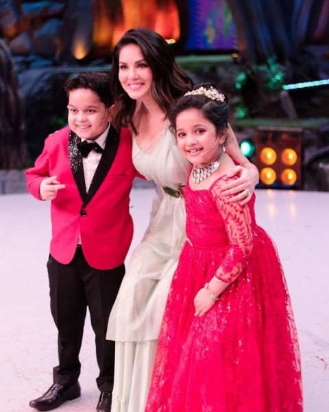 Sunny Leone Hot Dp Pic & Mobile Wallpaper Photos
