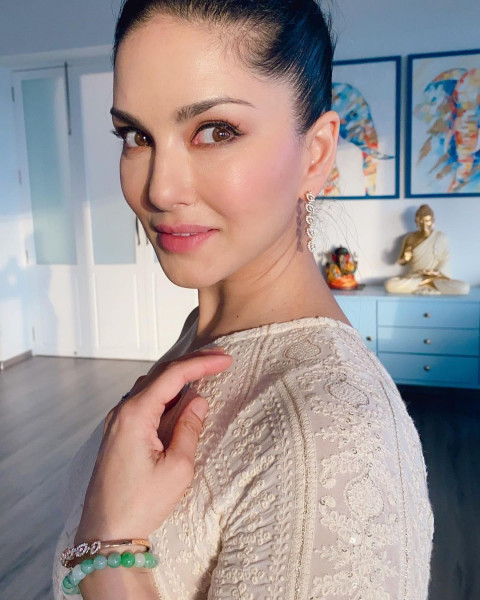 Sunny Leone Sexy Dp Pictures For Mobile Wallpaper