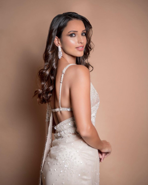 Tripti Dimri HD Photos In White Saree Wallpapers For Mobile Screen Pic