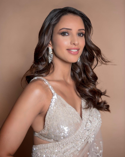 Tripti Dimri HD Photos In White Saree Wallpapers For Mobile Screen Pic