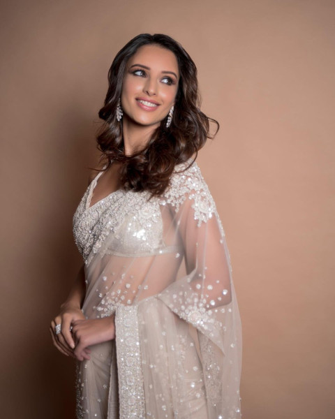 Tripti Dimri HD Photos In White Saree Wallpapers For Mobile Screen Pic