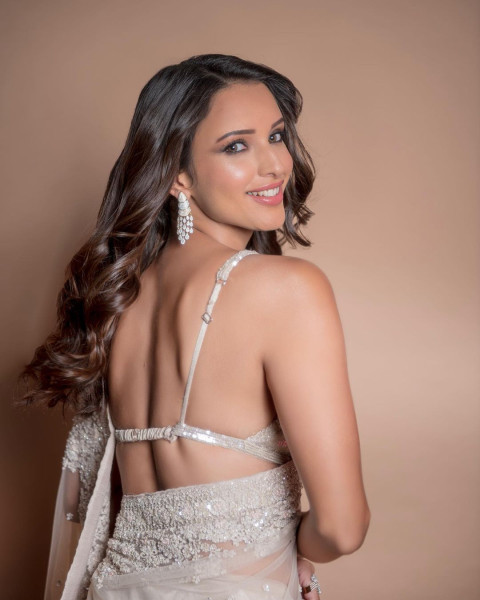 Tripti Dimri HD Photos In White Saree Wallpapers For Mobile Screen Pic