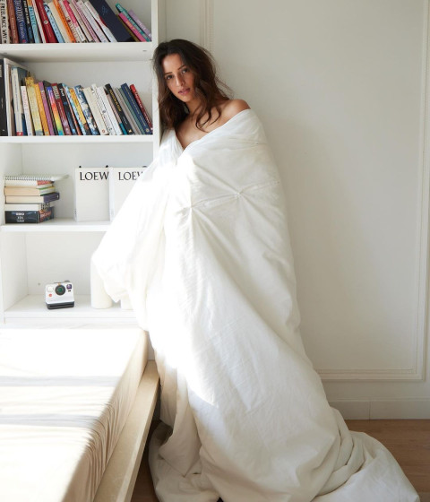 Tripti Dimri Hot HD Photos in Towal Mobile WhatsApp Dp Wallpaper