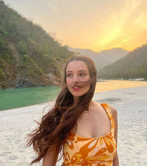 Tripti Dimri In Beach Mobile Wallpapers Whatsapp Dp Images