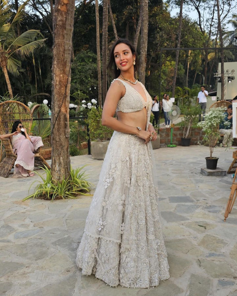 Tripti Dimri Mobile Wallpapers in Saree WhatsApp DP