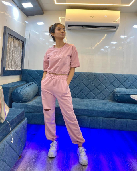 Tv Actress Anushka Sen Wallpaper Images Full HD