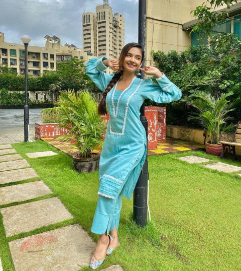 Tv Actress Anushka Sen Wallpaper Images HD