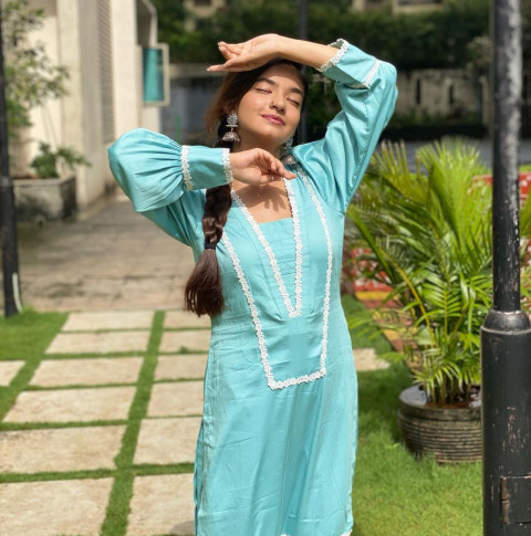 Tv Actress Anushka Sen Wallpaper Images HD New