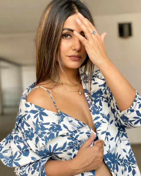 TV Star Hina Khan Pic For Mobile Wallpaper