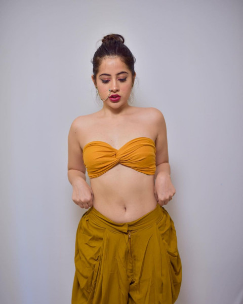Urfi Javed Beautiful Full HD Photos Mobile   Wallpapers