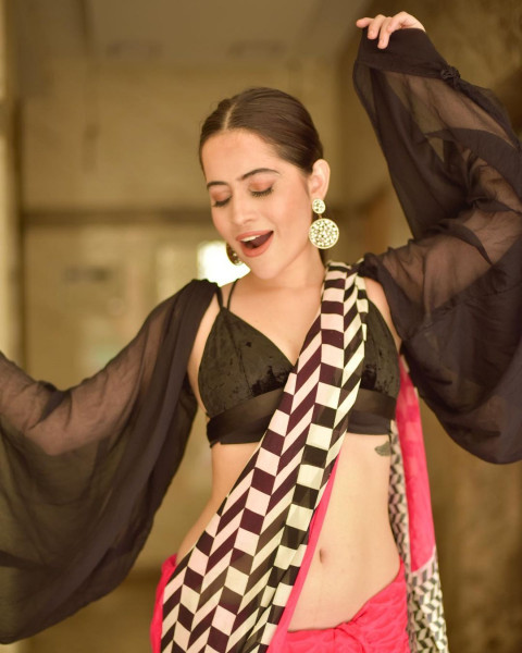 Urfi Javed Beautiful HD Hot Photos Mobile   Wallpapers