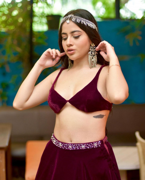 Urfi Javed Beautiful HD Hot Photos Mobile   Wallpapers