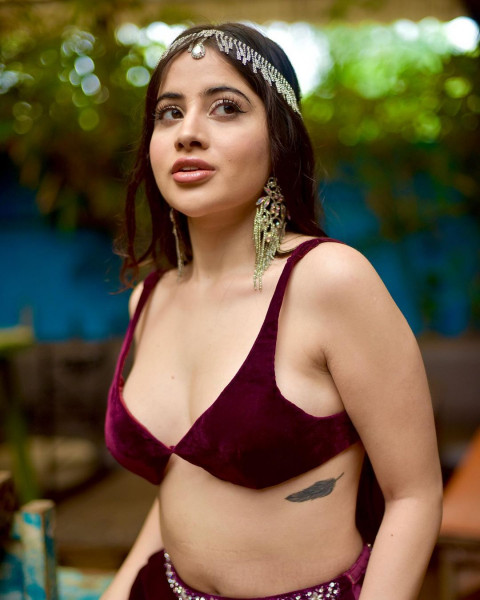 Urfi Javed Beautiful HD Hot Photos Mobile   Wallpapers