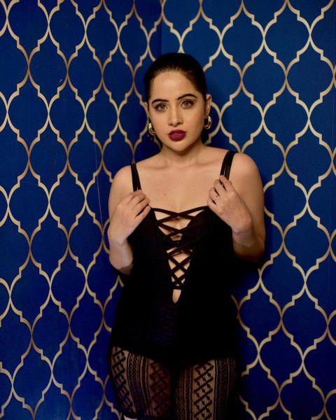 Urfi Javed Beautiful HD Hot Photos Mobile   Wallpapers