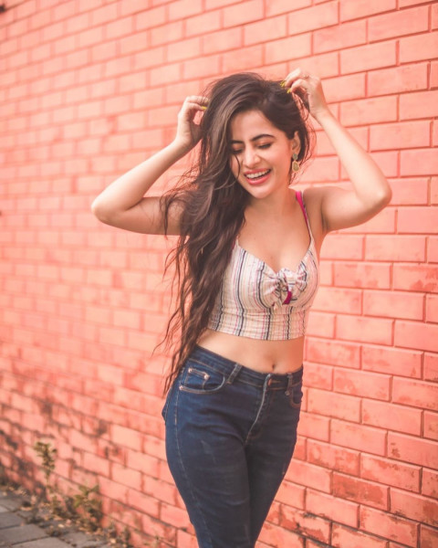 Urfi Javed Beautiful HD Hot Photos Mobile   Wallpapers