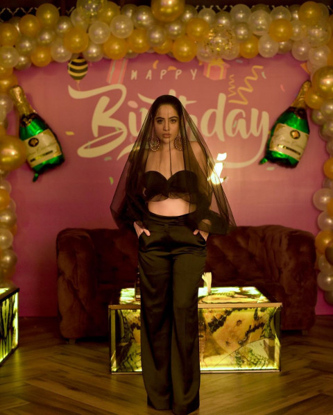 Urfi Javed Beautiful HD Hot Photos Mobile   Wallpapers