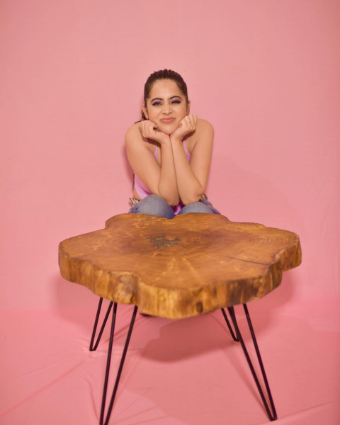 Urfi Javed Beautiful HD Latest Photos Mobile   Wallpapers