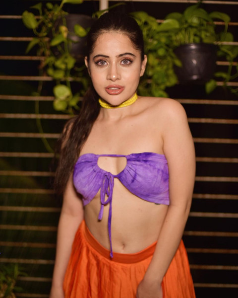 Urfi Javed Beautiful HD Latest Photos Mobile   Wallpapers