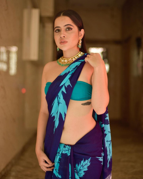 Urfi Javed Beautiful HD Latest Photos Mobile   Wallpapers