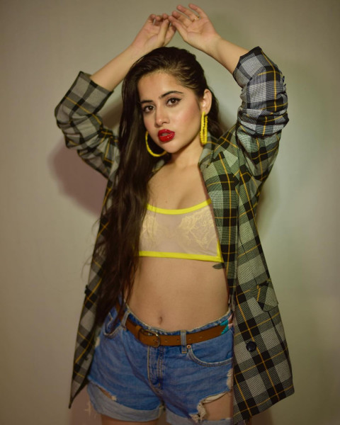 Urfi Javed Beautiful Hot HD Latest Photos Mobile Pictures