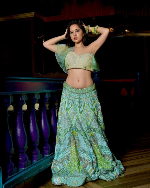 Urfi Javed Beautiful Sexy Photos Mobile   Wallpapers