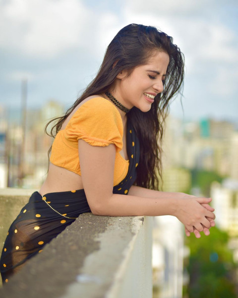 Urfi Javed Cute HD Photos WhatsApp DP Mobile   Wallpapers