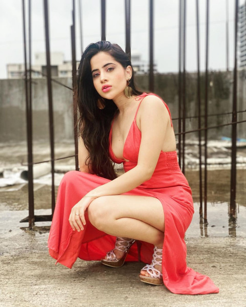 Urfi Javed Cute HD Photos WhatsApp DP Mobile   Wallpapers