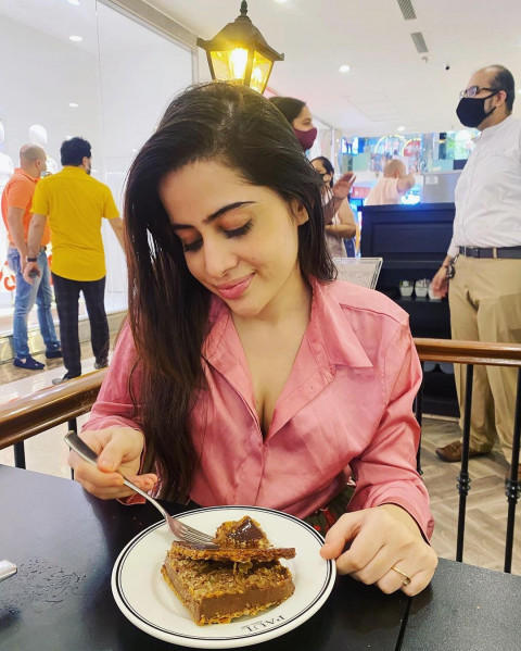 Urfi Javed Cute HD Photos WhatsApp DP Mobile   Wallpapers