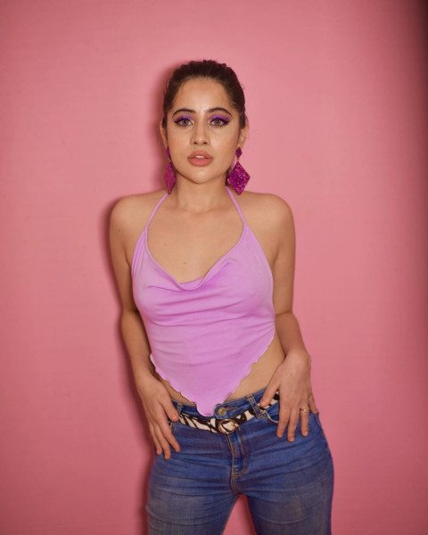 Urfi Javed Cute Hot HD Photos For Mobile   Wallpapers