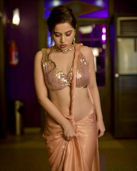 Urfi Javed Cute Hot HD Photos For Mobile   Wallpapers