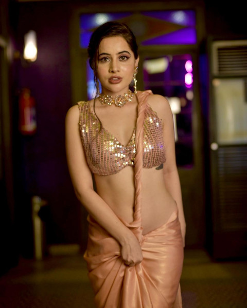 Urfi Javed Cute Hot HD Photos For Mobile   Wallpapers