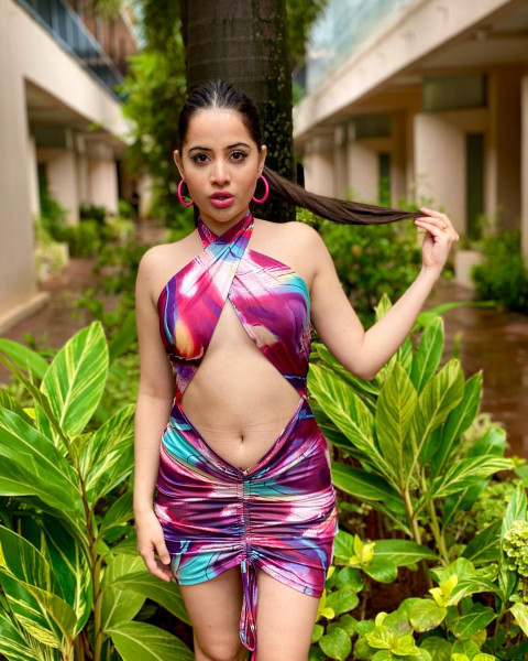 Urfi Javed Cute Hot HD Photos For Mobile   Wallpapers