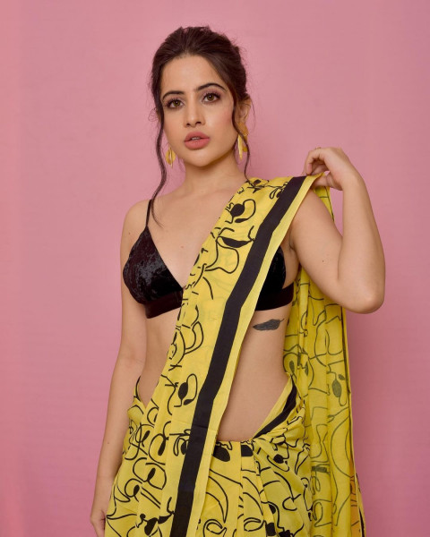 Urfi Javed Cute Hot HD Photos For Mobile   Wallpapers