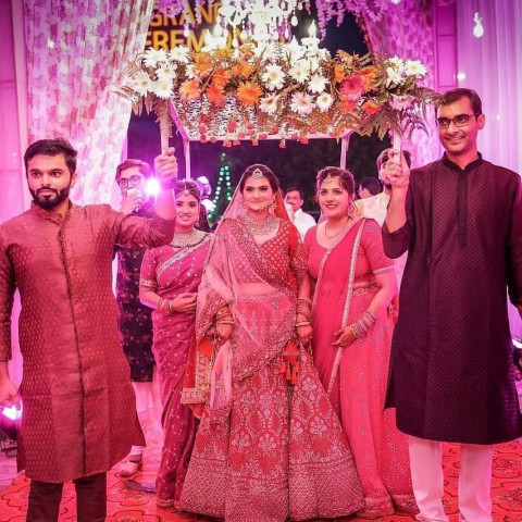 Wedding Photoshoot Dresses For Girls Wallpapers Pics