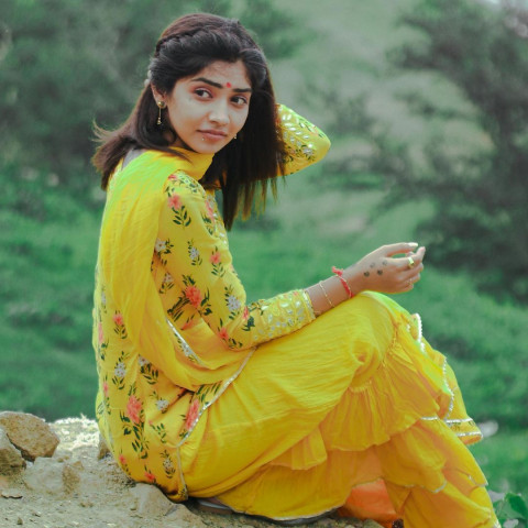 Wish Rathod Sexy Look HD PIcs Wallpapers for Mobile