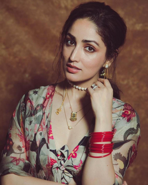 Yami Gautam Mobile Phone HD Wallpapers Images Photos