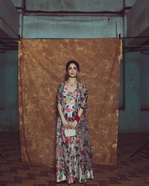 Yami Gautam Mobile Phone HD Wallpapers Images Photos Free