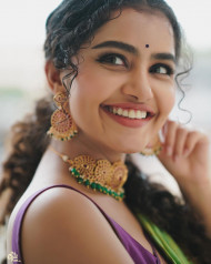 Anupama Parameswaran Beautiful Hot HD Mobile Wallpapers OyePhoto