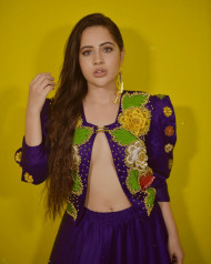 Sexy Urfi Javed Beautiful HD Photos Mobile Wallpapers | OyePhoto