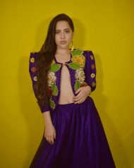 Urfi Javed Beautiful HD Hot Photos Mobile Wallpapers | OyePhoto