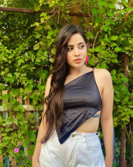 Urfi Javed Latest Beautiful Full HD Photos Mobile Wallpapers | OyePhoto